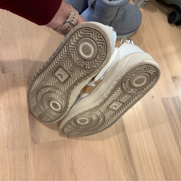 Veja V-10 Snekaers - Gold and Cream - size 37 (US 6) - Picture 6 of 6